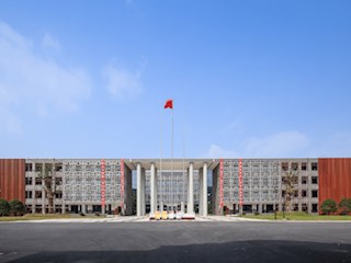 中轴对称，庄重肃穆